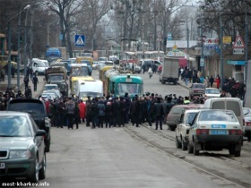 Жители перекрыли дорогу. Фото с сайта http://www.mediaport.ua