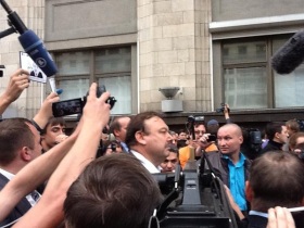 Гудков выходит из здания Госдумы. Фото корреспондента "Новой газеты" Наталии Зотовой