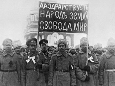 Революционные солдаты после февраля 1917-го. Источник - http://rusplt.ru/