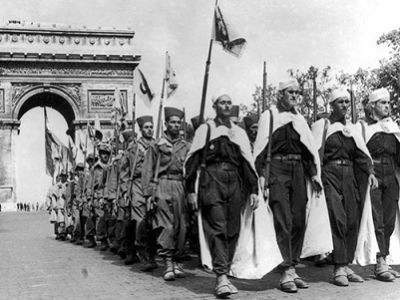Алжирские солдаты у Триумфальной Арки (Франция, колониальный период). Источник - www.newyorker.com