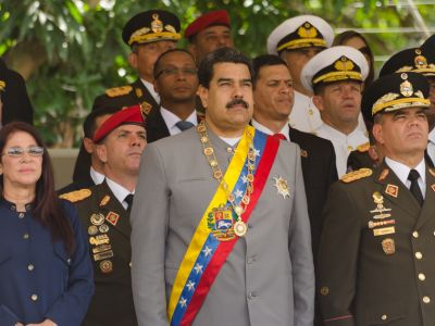 Николас Мадуро с военными. Фото: Shutterstock