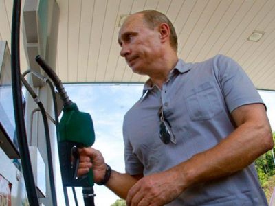 В.Путин на бензоколонке. Фото: bloknot-krasnodar.ru