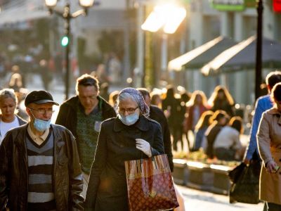 Прохожие на одной из центральных московских улиц. Фото: Alexander Zemlianichenko/ Associated Press