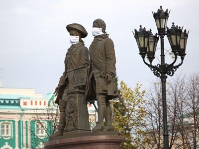 Маски на основателях Екатеринбурга. Фото: Сергей Попов, Каспаров.Ru