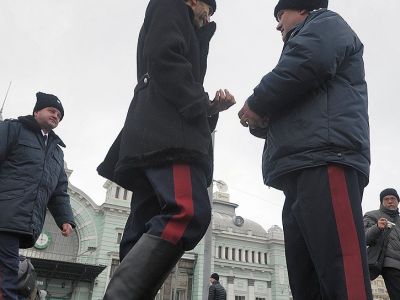 Казачьи дружины патрулируют площадь Белорусского вокзала. Фото: Геннадий Гуляев / Коммерсант