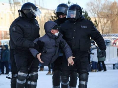 Задержание в Омске во время акции в поддержку Алексея Навального 31 января. Фото: AP