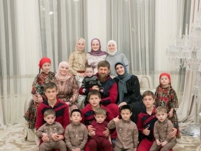 Рамзан Кадыров со своей семьей. Фото: vk.com/ramzan