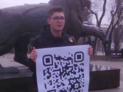 Акция с QR-кодом в защиту Навального. Фото: pbs.twimg.com