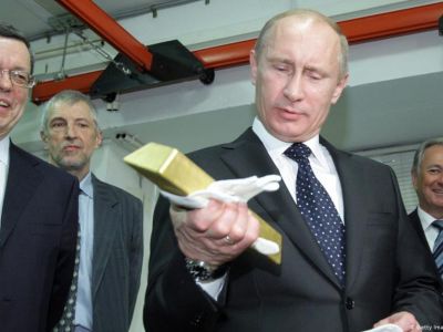 Путин и золотой слиток. Фото: dw.com