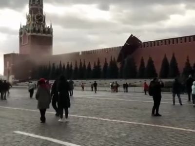 Обрушение зубца кремлевской стены из-за урагана, 22.10.21. Скрин видео: t.me/svezhesti