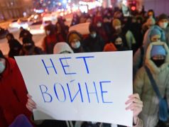 Одиночные антивоенные пикеты на площади Ленина в Новосибирске. Фото: Влад Некрасов / Коммерсант