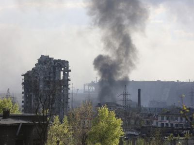 Дым над сталелитейным заводом "Азовсталь" в Мариуполе, 4 мая 2022 года. Фото: Alexei Alexandrov / AP Photo