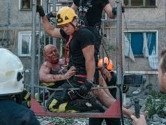 Спасатели эвакуируют раненного жителя Николаева из разрушенного многоэтажного дома. Фото: George Ivanchenko / EPA