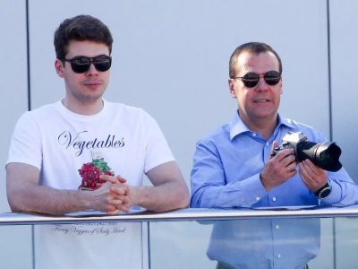 Дмитрий Медведев с сыном Ильей во время Гран-при России "Формулы-1" в Сочи. 30 апреля 2017 года. Фото: Михаил Светлов / Getty Images
