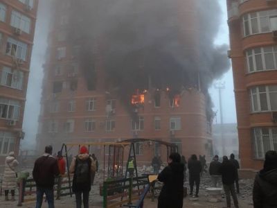 Удар по многоэтажному жилому дому в Одессе, 29.12.23. Фото: t.me/nakusivykusi