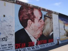 Поцелуй Леонида Брежнева и Эриха Хонеккера, граффити Д.Врубеля на остатках Берлинской стены. Фото: pixabay.com